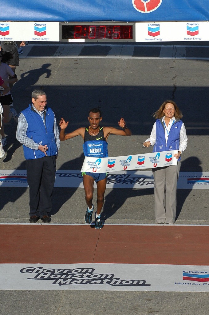 Houston ep5K 2009 1190.jpg - The mens marathon winner.